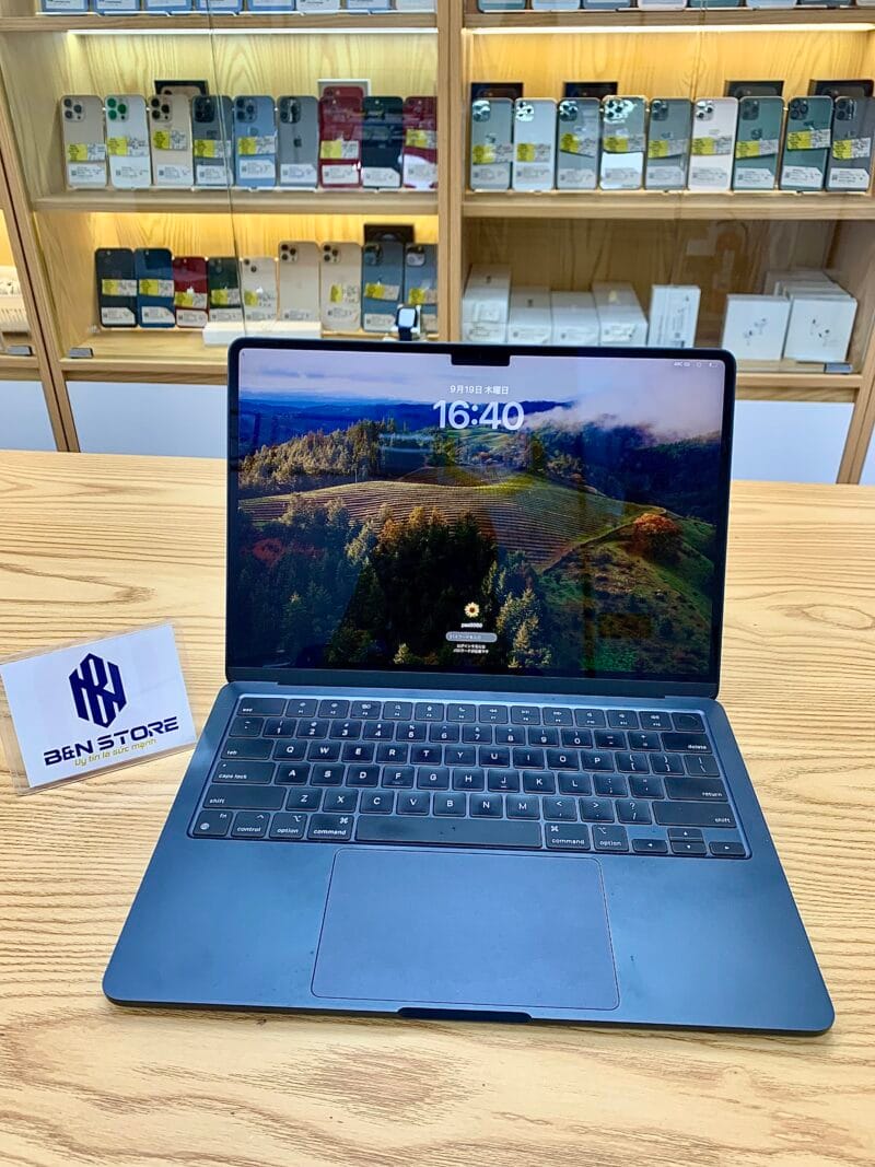 Macbook Air M2 2022 13.6in like new 99.5%  XQ5WX