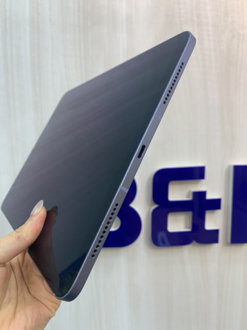 Ipad Air 5 2022 M1 19.9in  64GB like new 98%.   55064