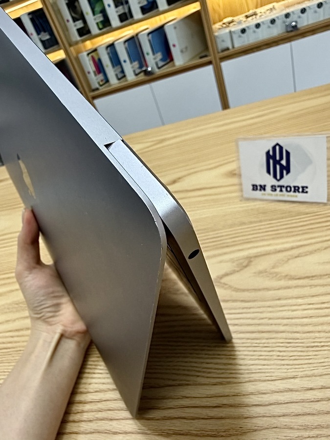 Macbook Pro 2019 core i5 13.3in 512GB Like new 98%. 0L414 Macbook Pro 2019 core i5 13.3in 512GB Like new 98%. 0L414
