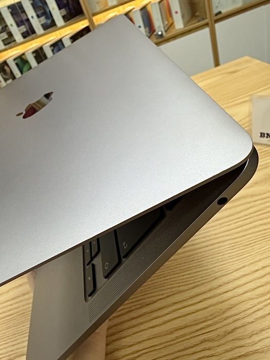 Macbook Pro M1 2020 13.3in 256GB like new 98%. 05NL2L2 Macbook Pro M1 2020 13.3in 256GB like new 98%. 05NL2L2