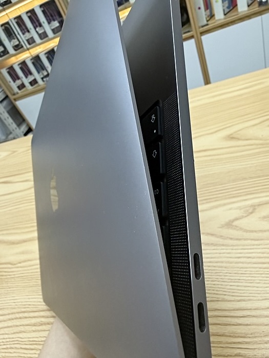 Macbook Pro M1 2020 13.3in 256GB like new 98%. 05NL2L2 Macbook Pro M1 2020 13.3in 256GB like new 98%. 05NL2L2